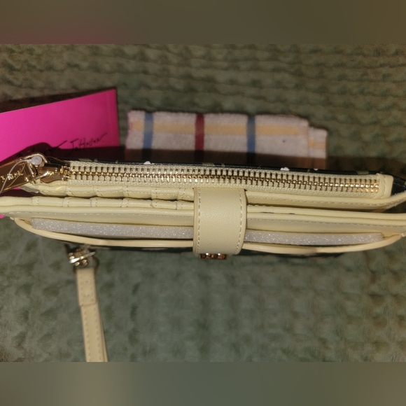 NEW NWT Betsey Johnson  Black and White/Yellow Daisy Wristlet